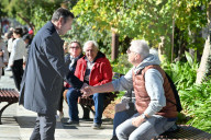 Christian Estrosi, le maire de Nice, inaugure une sculpture d'Albert Camus, réalisée par Edgar Duvivier, en présence de proches du philosophe sur la Coulée Verte à Nice