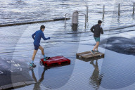 La Seine est en crue à Paris, les berges sont submergées
