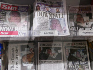 ROYALS - Andrew Mountbatten-Windsor-Verhaftung auf allen Titelseiten der britischen Zeitungen