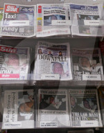 ROYALS - Andrew Mountbatten-Windsor-Verhaftung auf allen Titelseiten der britischen Zeitungen