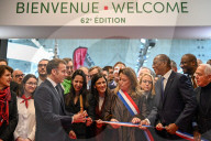 Le président français Emmanuel Macron, la ministre de l'Agriculture Annie Genevard et la ministre des Outre-mer Naima Moutchou lors de l'ouverture du Salon international de l'agriculture (SIA) à Paris Expo Porte de Versailles