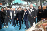 Le président français Emmanuel Macron sur le stand de la filière pêche lors de l'ouverture de la 62ème édition du Salon international de l'agriculture (SIA) à Paris Expo Porte de Versailles