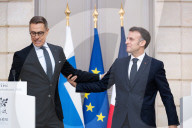 Le président de la République française Emmanuel Macron et son homologue le président de la République de Finlande Alexander Stubb lors d'une conférence de presse au palais présidentiel de l’Elysée à Paris