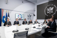 Le président Emmanuel Macron et son homologue le président de la République de Finlande, Alexander Stubb, lors d'une visioconférence avec le groupe de travail nordique-balte NB8 au palais présidentiel de l'Élysée à Paris