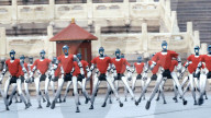 Une armée de robots humanoïdes dansent devant le Temple du Ciel à Pékin