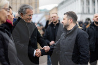 Le président Volodymyr Zelensky et la Première dame Olena Zelenska, accompagnés de dirigeants et de parlementaires européens, des dirigeants de l'Union européenne et des commissaires européens, ont rendu hommage aux défense