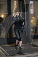 Alla bruletova quitte son hôtel lors de la Fashion Week de Milan (MLFW)