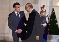Le président Emmanuel Macron accueille le président de Singapour Tharman Shanmugaratnam au palais de l'Elysée à Paris