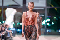 Bella Hadid défile pour Saint Laurent Collection Femme Prêt-à-Porter Automne/Hiver 2026-2027 lors de la Fashion Week de Paris (PFW)