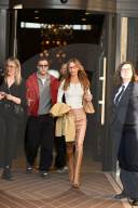 Bella Hadid à la sortie de l'hôtel de Crillon lors de la Fashion Week de Paris (PFW)