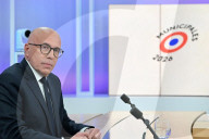Christian Estrosi et Eric Ciotti, candidats aux élections municipales à Nice, lors d'un débat télévisé sur le plateau de France 3 Alpes Côte d'Azur