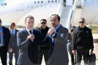 Le président français Emmanuel Macron est accueilli par le président chypriote Nikos Christodoulides avant leur rencontre à la base aérienne Andreas Papandreou de Paphos, à Chypre