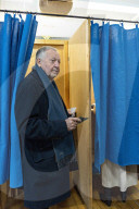 Jean-Michel Aulas, candidat à la mairie de Lyon, et sa compagne Ludivine Sapin votent pour le premier tour des élections municipales à Lyon