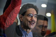 Presidential Candidate Ivan Cepeda Receives Juan Fernando Cristo into Campaign