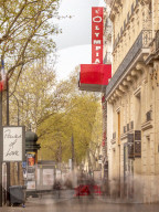 Une mystérieuse campagne d’affichage reprenant les titres iconiques de Céline Dion s’est emparée de Paris ces dernières heures.