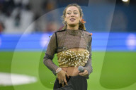 La chanteuse Luiza chante avant le match féminin "Marseille - Montpellier" à l'Orange Vélodrome de Marseille