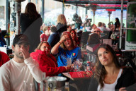 FUSSBALL - Fussballfans verfolgen das Entscheidungsspiel der WM-Relegation zwischen Italien und Bosnien im „Cafe Diplomatico“ in Toronto
